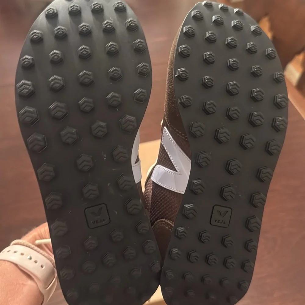 NWT Veja Rio Branco Alvaromesh Eagle Swan Sneakers Size 7 (Euro 38) - Picture 2 of 6